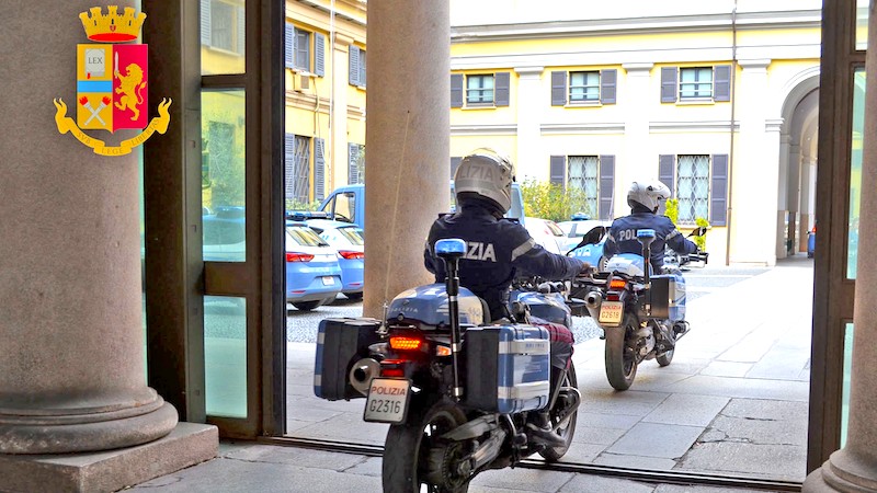 Puntano una pistola a un ragazzo e gli rubano soldi e auto: rintracciati e arrestati