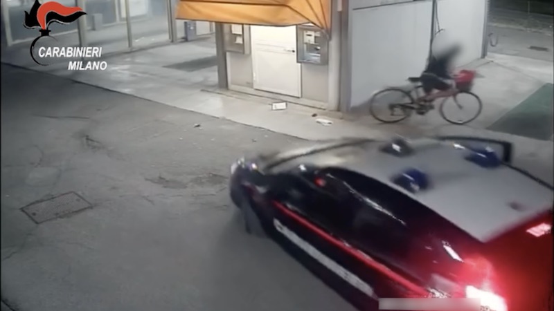 Ladro tenta di scassinare la cassa automatica ma i carabinieri lo beccano VIDEO