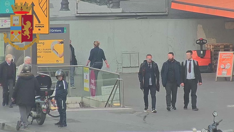 Da Napoli a Milano e Parigi, in trasferta per rubare orologi di lusso: 5 arresti