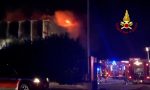 Incendio in un capannone a Settimo, paura anche a Cesano FOTO e VIDEO