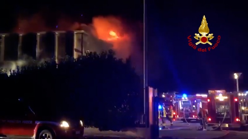 Incendio in un capannone a Settimo, paura anche a Cesano FOTO e VIDEO