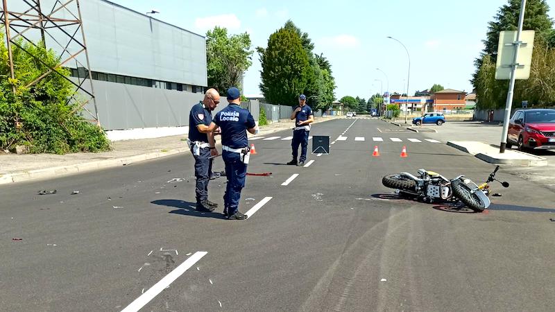 Incidente tra auto e moto in via Piemonte, atterra l’elisoccorso