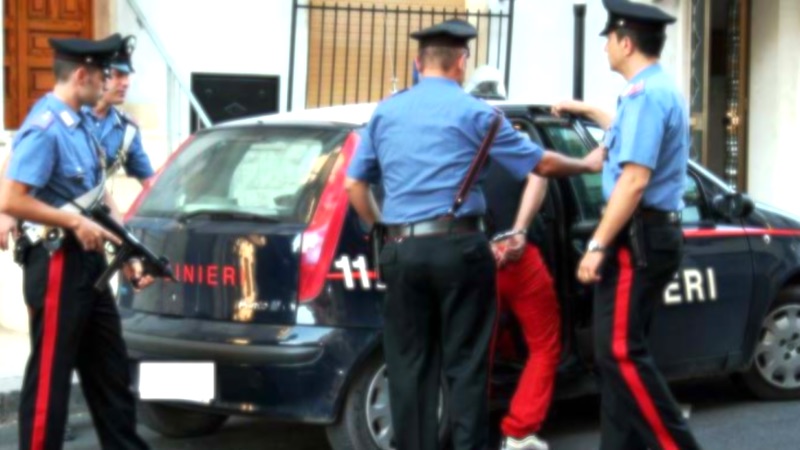 Minaccia gli anziani in piazza con un coltello: arrestato spacciatore