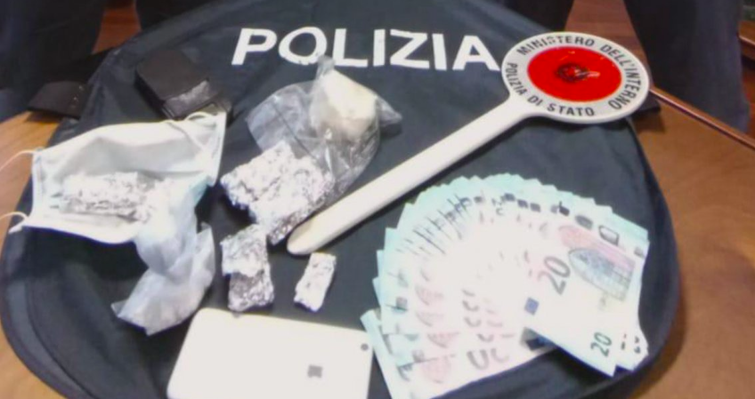 Arrestato pusher: nascondeva la “coca” nella mascherina tenuta sotto il mento