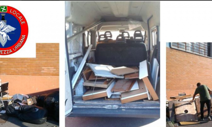 Beccati a scaricare mobili in strada: 13mila euro di multa per i due incivili