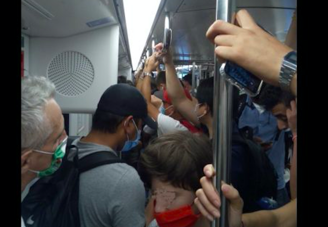 Metro affollata anche alla vigilia di Ferragosto, altro che distanziamento.