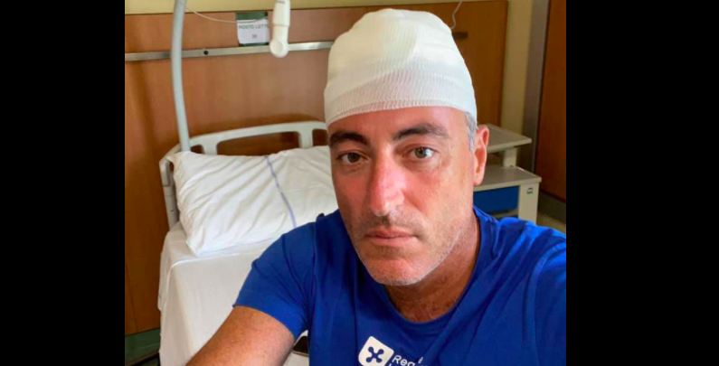 Infortunio per Gallera mentre gioca a paddle: “30 punti di sutura”