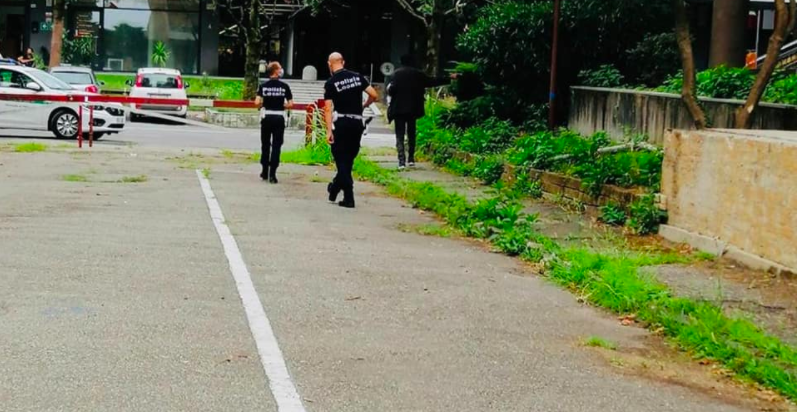 Materassi nel porticato dell’hotel Sporting Mirasole: allontanati gli occupanti
