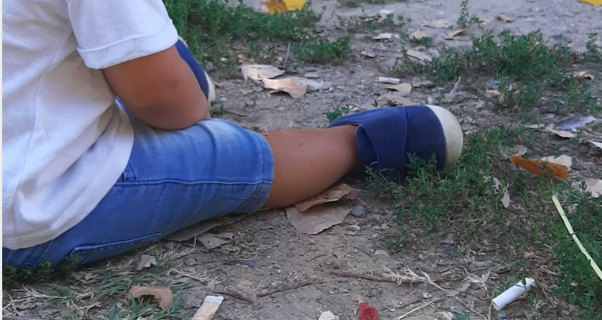 Parco Spina Azzurra, tappeto di mozziconi vicino ai giochi dei bambini