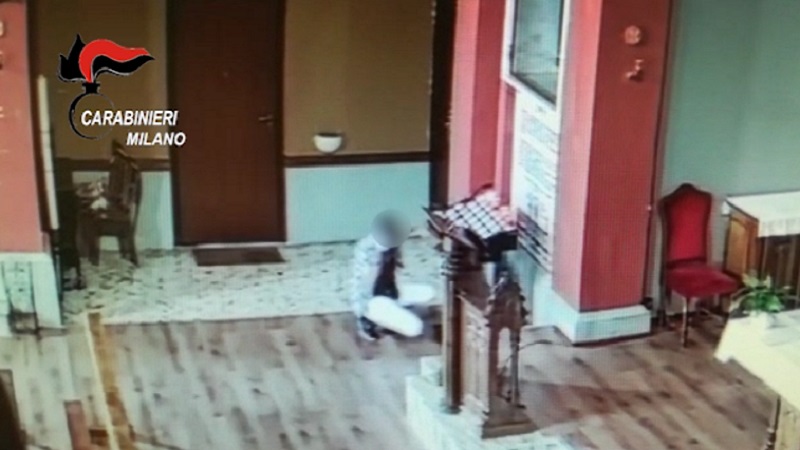 Danneggia la porta della sagrestia e ruba le offerte in chiesa: il video del furto