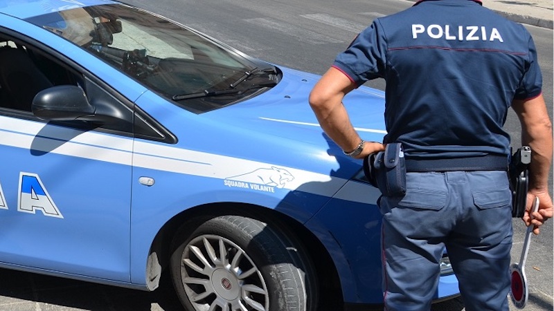 Si lancia dalla finestra di un albergo per sfuggire ai controlli della polizia