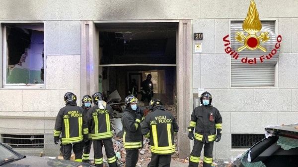 Esplosione nel palazzo, svolta nelle indagini: il tubo del gas era staccato
