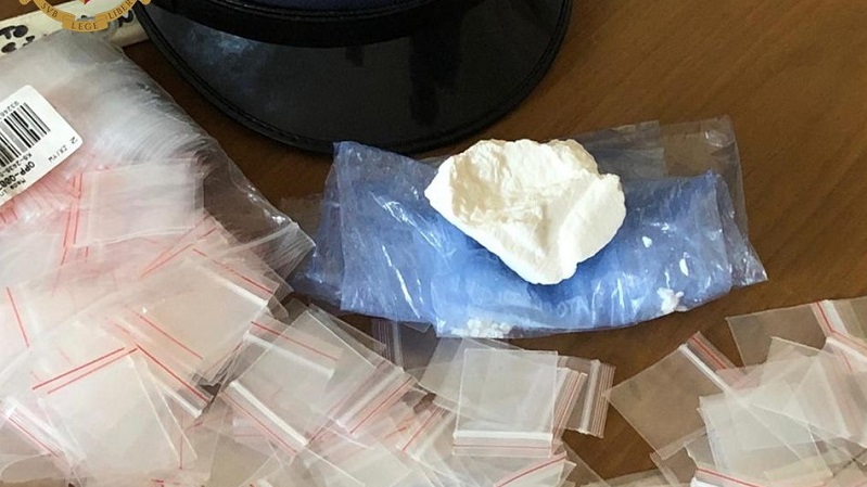 La Polizia arresta due persone e sequestra quasi due etti di droga
