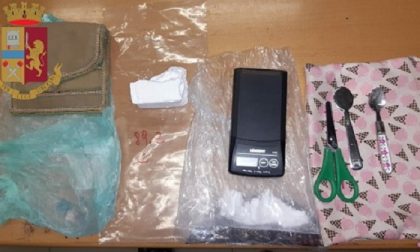 Spaccia cocaina in casa al Lorenteggio: 44enne arrestato dalla polizia