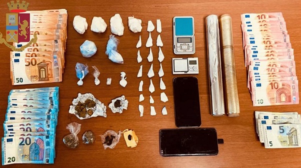 Appena arrestata per spaccio, torna a vendere droga insieme al compagno