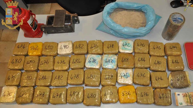Di giorno operaio, di sera spacciatore: arrestato con oltre 20 chili di eroina in casa