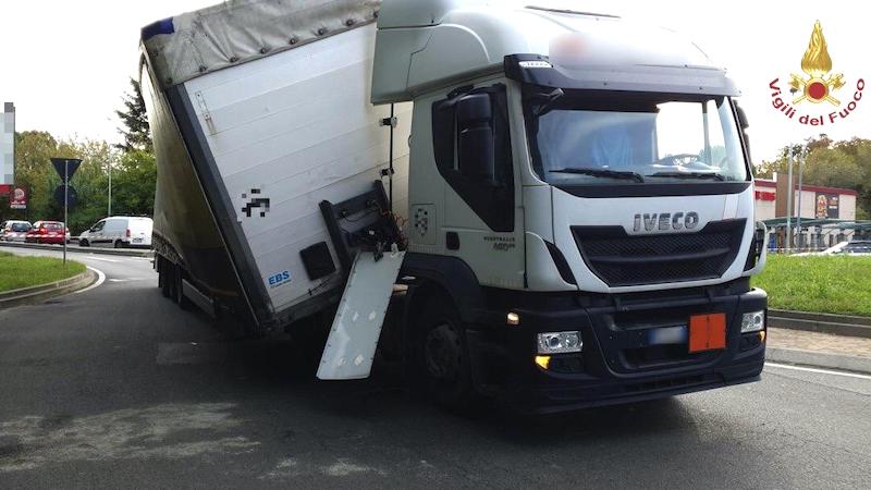 Camion carico di sostanze tossiche si inclina nella rotonda: attimi di paura a Rozzano