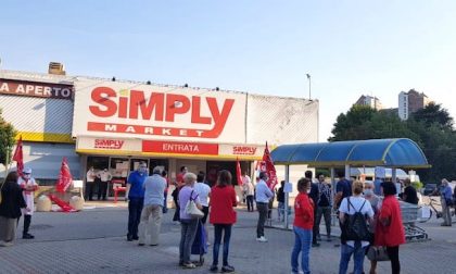 Chiusura supermercato Simply, in corso la manifestazione di protesta e lo sciopero