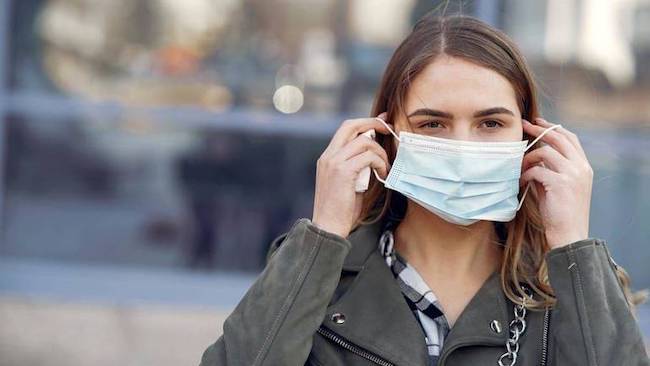 Mascherine obbligatorie anche all’aperto: la decisione del sindaco