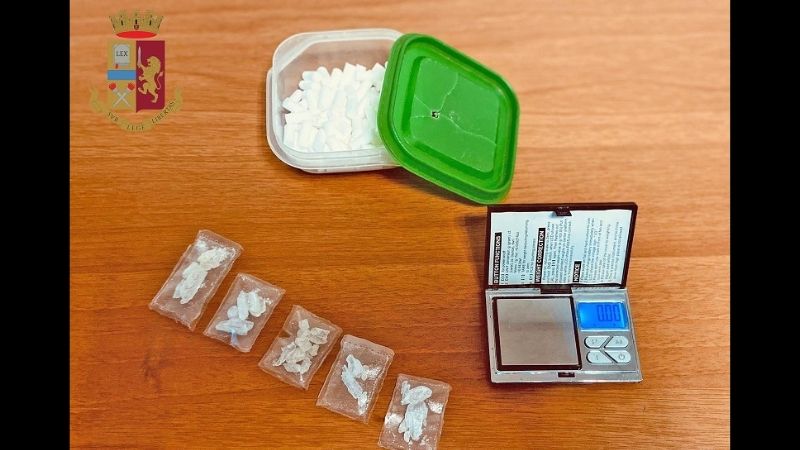 Spaccia shaboo agli arresti domiciliari: 43enne in arresto