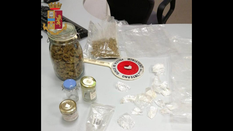 Un etto e mezzo di marijuana in casa: arrestata dalla polizia