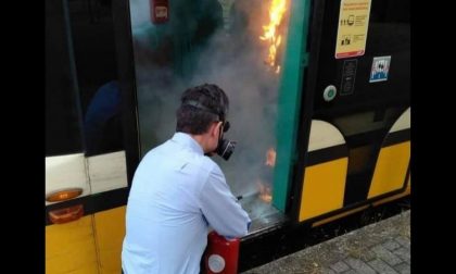 Vandali danno fuoco al gel igienizzante sul tram: incendio spento dal macchinista