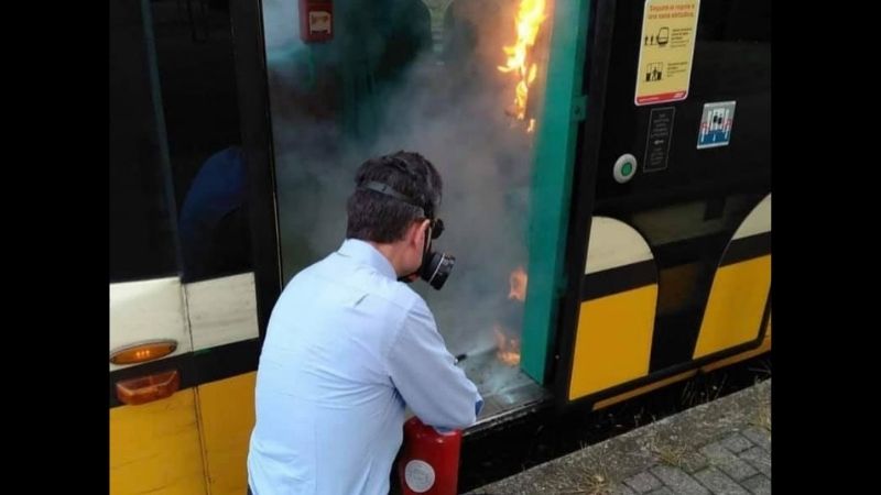 Vandali danno fuoco al gel igienizzante sul tram: incendio spento dal macchinista