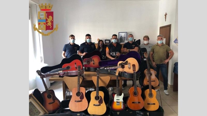 Ruba 11 chitarre (tra cui quella di Elvis) per un valore di 150mila euro: denunciato