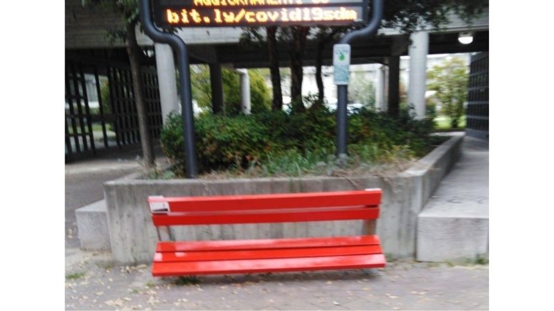 Vandalizzata la panchina rossa, il sindaco: “Deficienti, vi beccheremo”