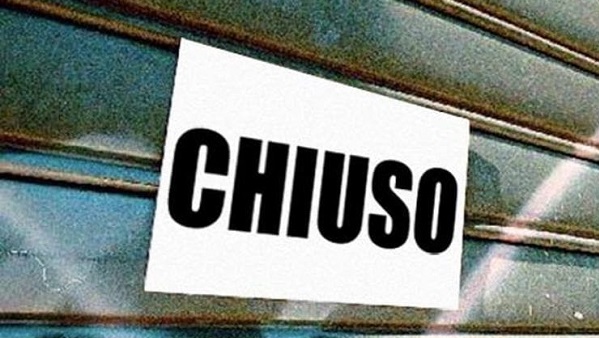 Disordini e mancato rispetto delle norme anti covid: due bar chiusi