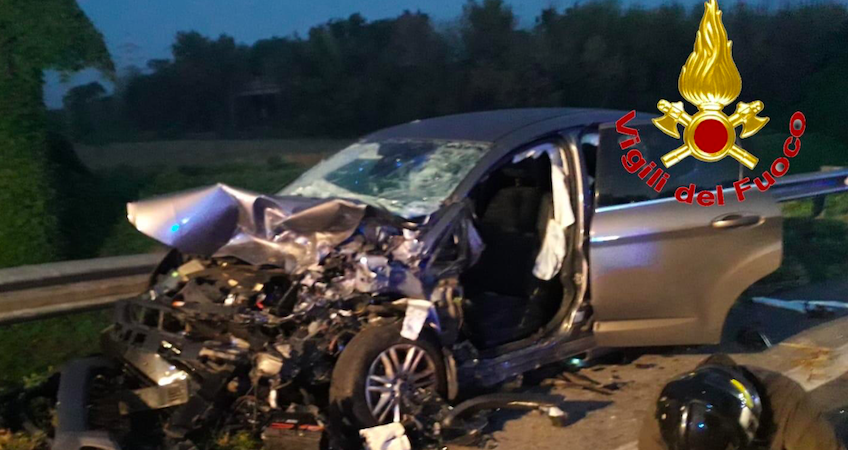 Terribile schianto lungo la via Emilia: due feriti, uno gravissimo FOTO