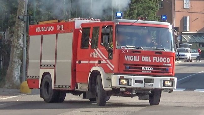 Boato nella notte all’ex Mamoli di Lacchiarella: esplosione e incendio nell’area dismessa