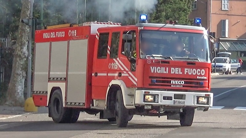 Incendio in un appartamento: evacuati gli abitanti, soccorsi due bambini