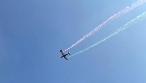 La sorpresa per i bimbi della materna parrocchiale: un aereo sorvola con le frecce tricolori. VIDEO e FOTO