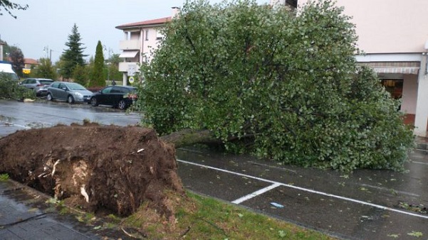 Maltempo: tetti scoperchiati dal vento in Lombardia, nubifragi in Piemonte