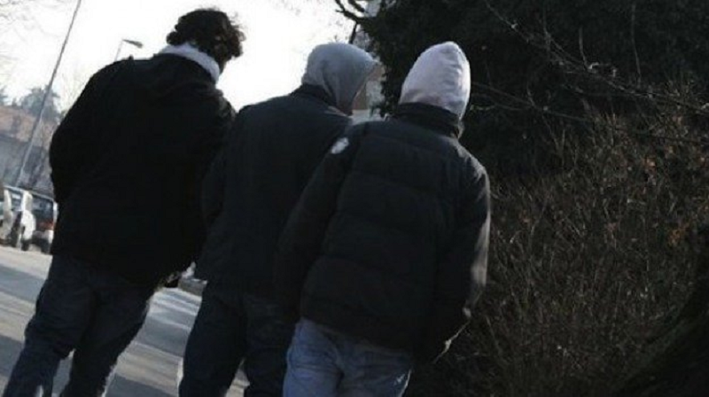 Aggrediscono e rapinano un ragazzino: denunciati tre minorenni di 14 e 15 anni
