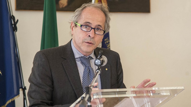 Il virologo Crisanti ci ripensa: “La app Immuni va scaricata, è importante”