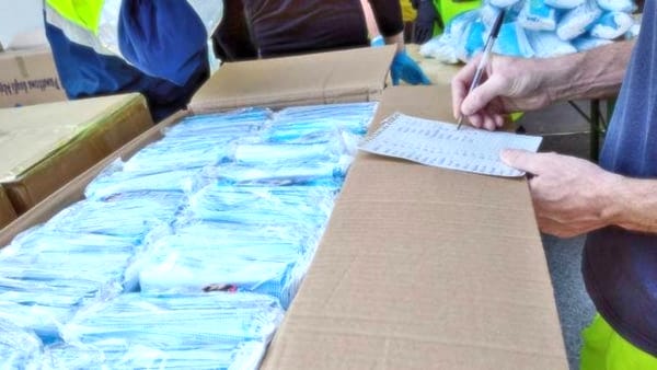 La denuncia: poche mascherine inviate a scuola. Il Comune interviene e distribuisce le sue