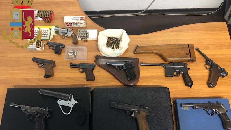 Venti chili di droga, 11 pistole e 200 proiettili: maxi sequestro della polizia