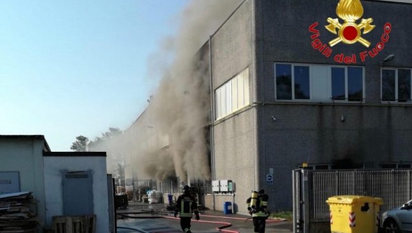 Scoppia incendio in un capannone, sul posto 11 automezzi dei Vigili del Fuoco FOTO