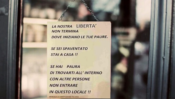 “Se hai paura, non entrare”, Bar del Milanese appende cartello contro i “covidioti”