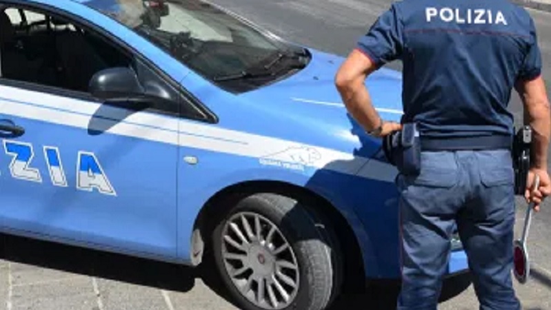 Aggrediva e rapinava donne colpendole con un nunchaku: arrestato