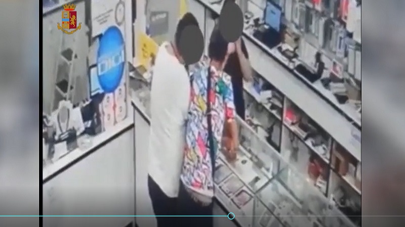 Rubano la borsa a una donna e si filmano: beccati grazie al controllo sul telefono