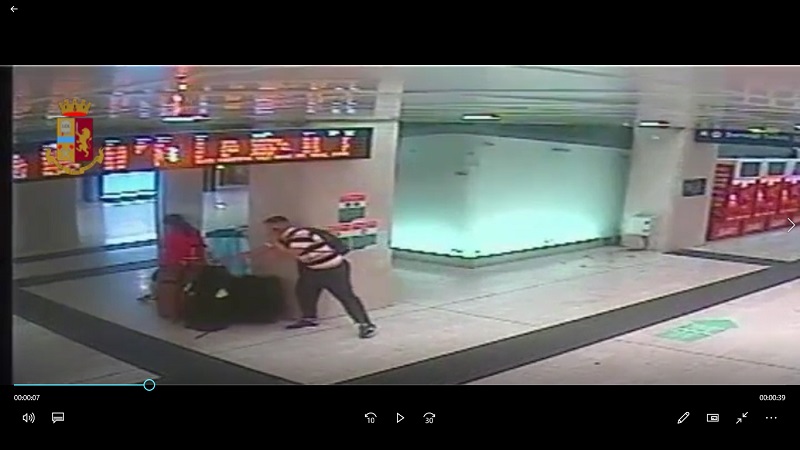 Rubano lo zaino a una turista in stazione: arrestati VIDEO