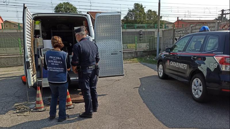 Scarico abusivo per buttare sostanze pericolose nelle fogne pubbliche: denunciati