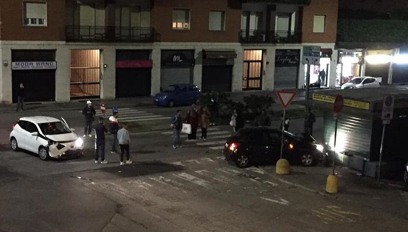 Un incidente sposta l’edicola di 40 centimetri, i proprietari: “Come possiamo lavorare così?” FOTO