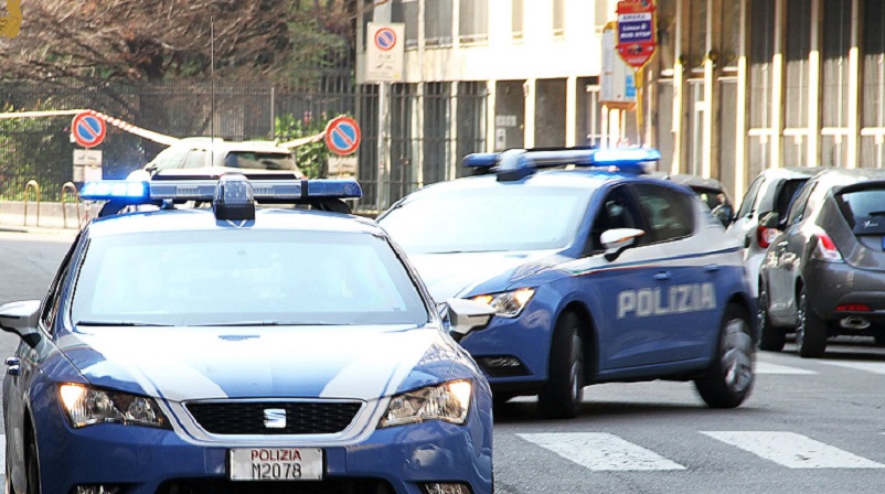 Cinque bambini tra 1 e 6 anni vivevano in un baracca senza luce né servizi: portati in comunità dalla Polizia
