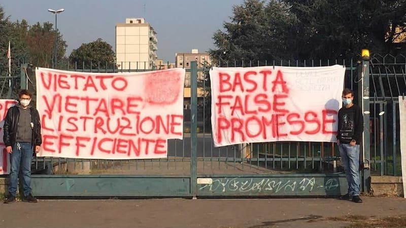Stop (per ora) alle proteste davanti al Falcone Righi: tregua siglata dopo l’incontro tra studenti e preside