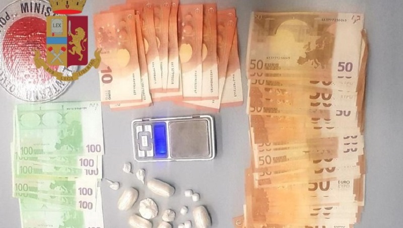 Nasconde la droga e 4mila euro nel computer: arrestato spacciatore