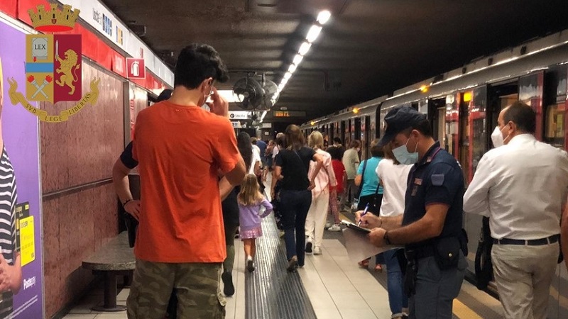 Controlli in metro, positivo al covid ignora la quarantena e gira sui mezzi pubblici
